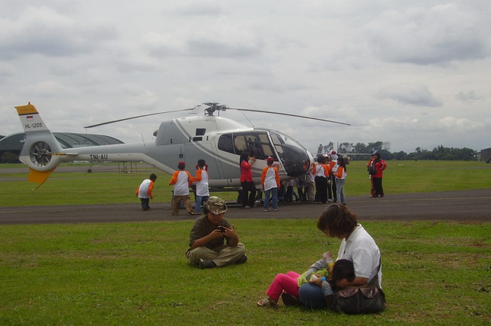 Tonton pesawat sambil susui anak dengan santai