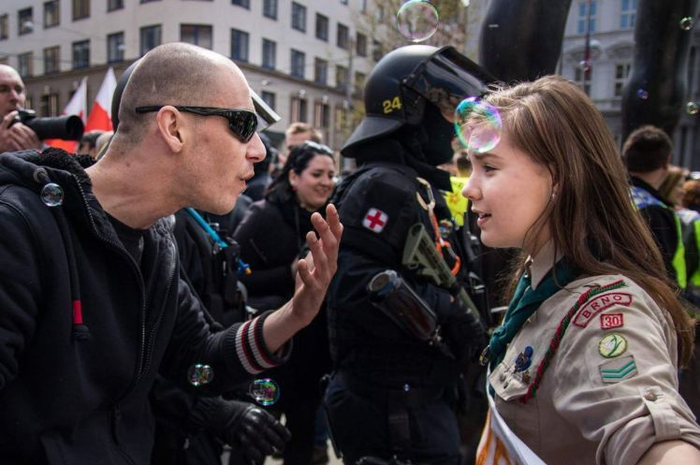 Pramuka putri menggertak anggota Neo-Nazi