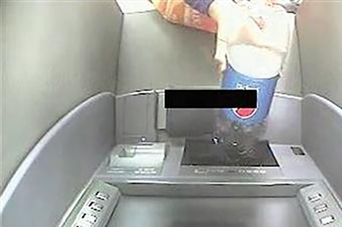 Wanita ini siram mesim ATM dengan air agar uangnya kembali