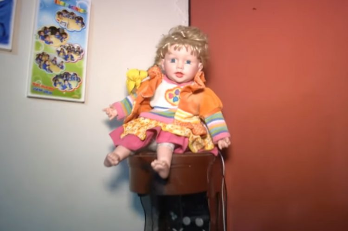 Hantu boneka berambur pirang