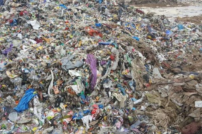 Sampah yang menggunung di Pantai Versona Mumbai India