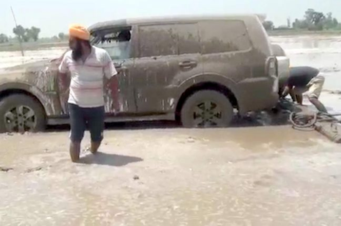 Mitsubisi Pajero untuk membajak sawah