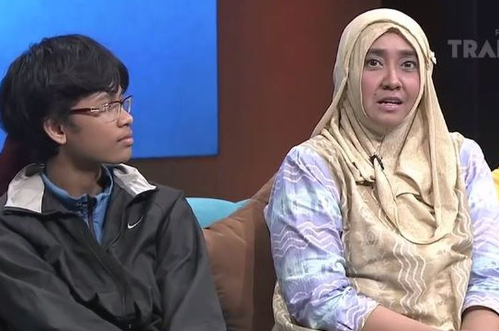 Musa Izzanardi Wijanarko dan sang Ibu di acara Hitam Putih Trans7