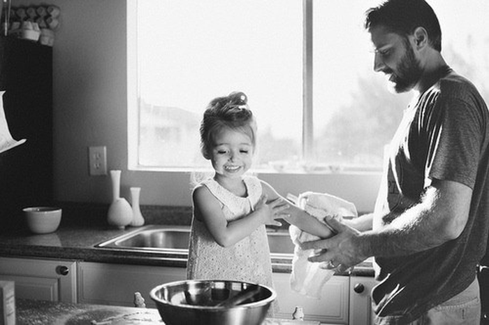 Perempuan yang dekat dengan ayahnya dan memiliki ayah yang suportif tumbuh menjadi pribadi yang lebih kuat dan positif. 