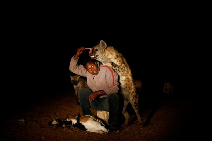 Persahabatan antara manusia dan hyena