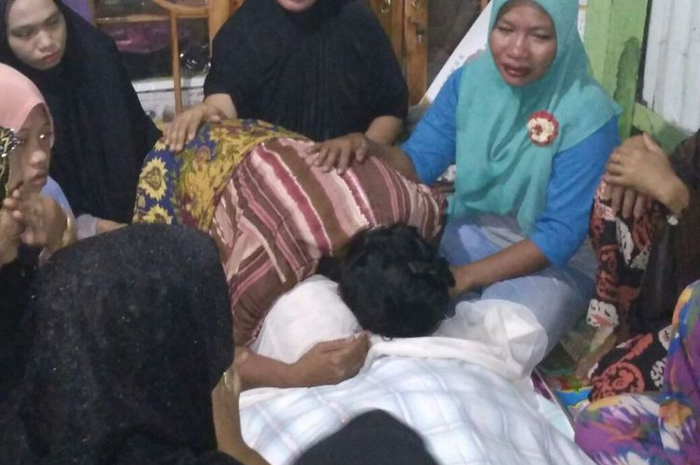 Sejumlah kerabat histeris di hadapan jenazah Nurmianti Daeng Kenna yang tewas setelah terlibat cekcok dan saling cakar dengan tetangganya, Rabu (4/10/2017).