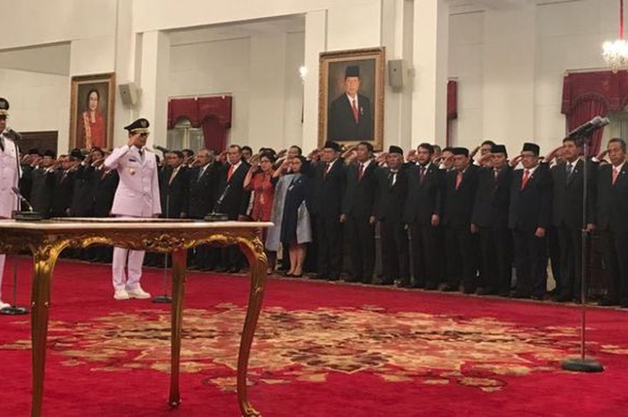 Senin (16/10), bertempat di Istana Negara, Jakarta, Presiden Joko Widodo melantik Anies Baswedan dan Sandiaga Uno sebagai pemimpin baru Ibukota.