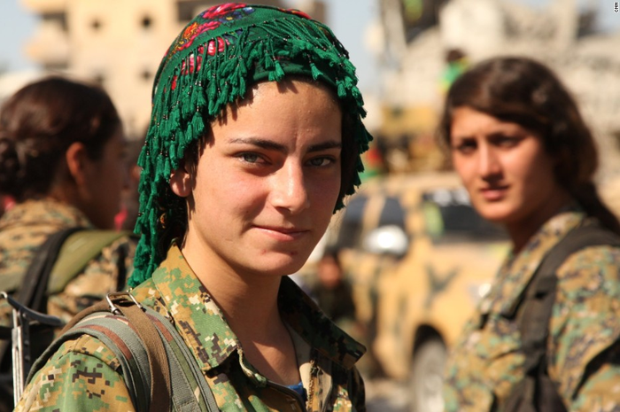 Setelah sukses menghancurkan ISIS di Ragga, pasukan wanita Kurdi ini kini terancam terseret dalam pertikaian AS versus pemerintah Suriah.