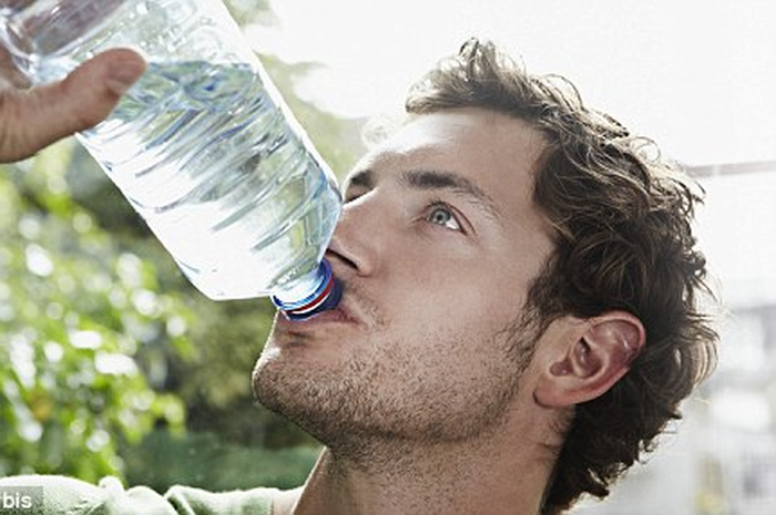 Sudah sangat sering kita mendegar saran untuk mengonsumsi air sebanyak 8 gelas atau 2 liter sehari, tapi itu ternyata salah!