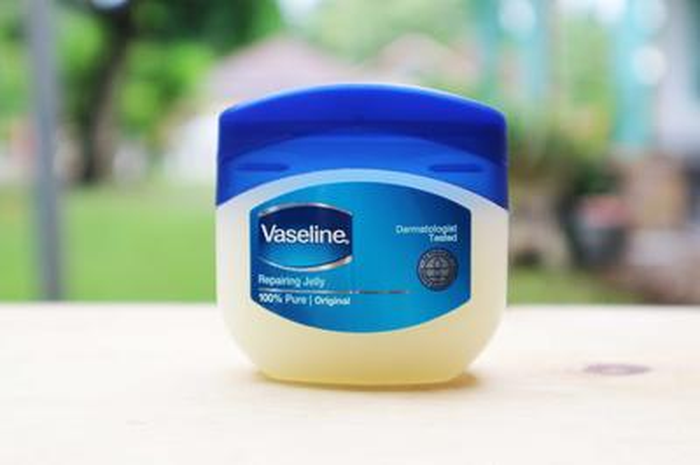Vaseline atau petroleum gel juga bisa digunakan untuk melepaskan permen karet dari permukaan lantai atau kayu.