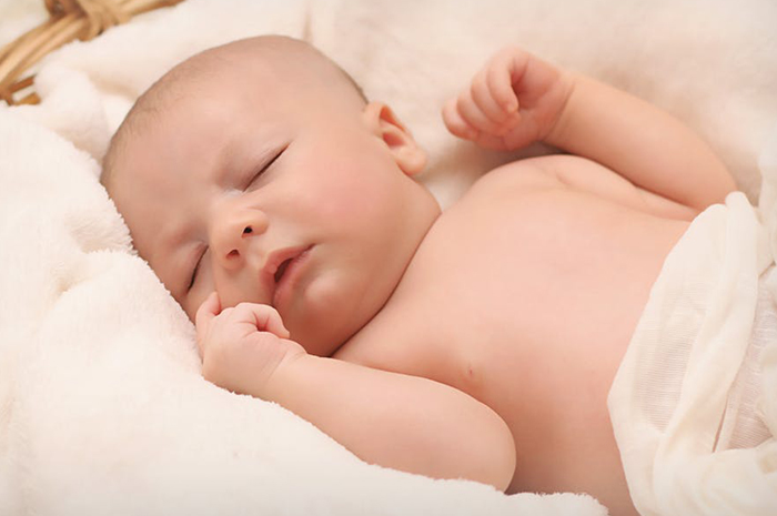 Bayi juga bisa mendapatkan pemijatan refleksi untuk menghilangkan sakit di bagian tubuhnya.