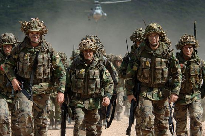 Pada suatu haru pasukan TNI yang dikirim menjadi Pasukan Penjaga Perdamaian PBB  bertukar seragam layaknya pemain bola bertukar jersey dengan pasukan NATO.