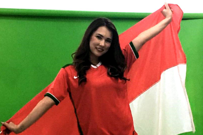 Maria Ozawa mengunggah foto dirinya memakai jersey timnas Indonesia dan bendera merah putih hingga dihujat warganet.