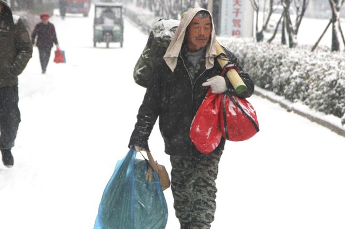 Zhou memulai perjalanan dari stasiun kereta Luoyang, di Shanghai, ke kampung halamannya di daerah Mengjin, provinsi Henan tengah, pada Kamis pagi (25/1/2018).