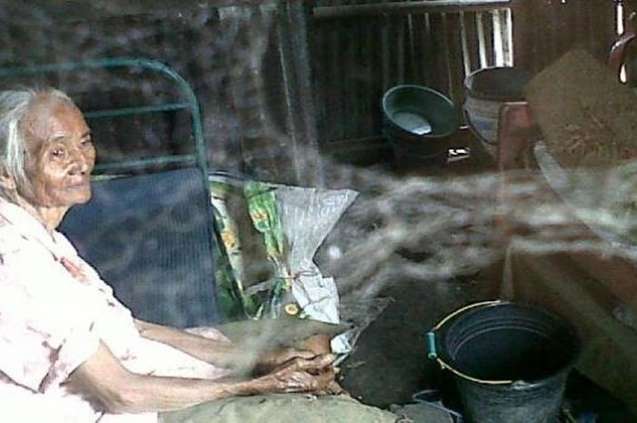 Padahal dulunya Nenek Huang adalah seorang gadis desa yang cantik. Ia lalu menikahi seorang pria baik hati dan kemudian dikaruniai dua orang anak. 
