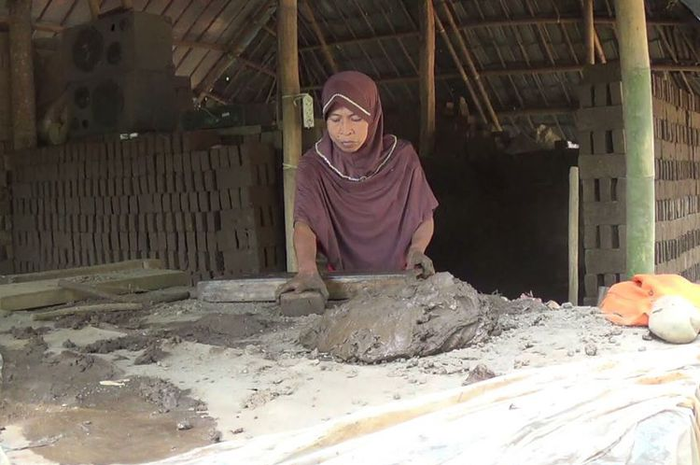 Haeriah yang hidup di bawah garis kemiskinan membesarkan empat anaknya dengan menjadi buruh pembuat batu-bata meski dengan upah rendah.
