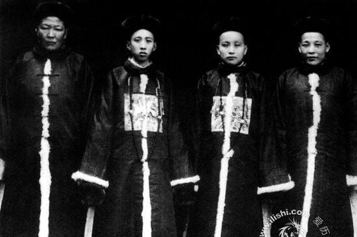 Praktik kebiri ternyata ada seperti diakui terus terang oleh Sum Yaoting, orang kasim (kebiri) dari zaman kaisar Cina yang terakhir di awal abad ini.