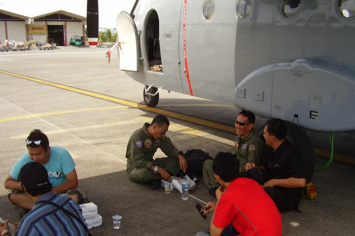 Saat istirahat pun para pilot tempur TNI sudah sangat berbahagia ketika menikmati snack berupa air mineral dan jajanan pasar.