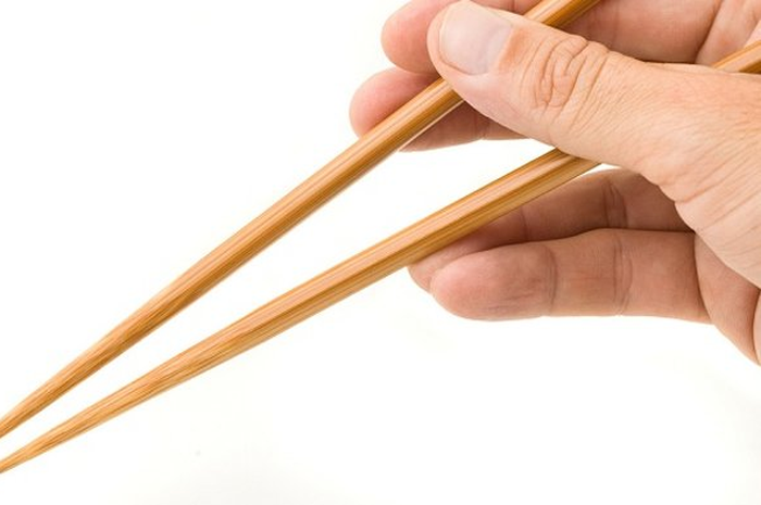 Di China, sumpit sudah dikenal sejak 3.000 – 5.000 tahun lalu. Bahkan negara inilah yang dikenal sebagai pencipta sumpit.