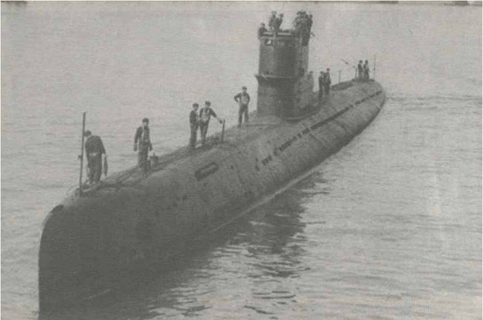 Setelah diperiksa akibat tekanan gelombang bom laut dalam dan juga tekanan air pada kedalaman ekstrem kapal ternyata mengalami kebocoran di dekat ruang baterai.