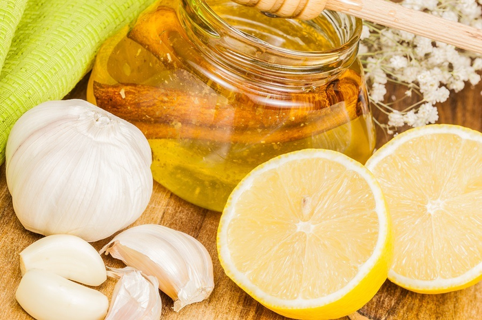 Jahe, bawang putih, dan madu yang dikombinasikan dengan bahan lain seperti cuka apel dan lemon memiliki sifat anti-inflamasi dan antioksidan yang dapat mencegah dan mengobati berbagai penyakit.