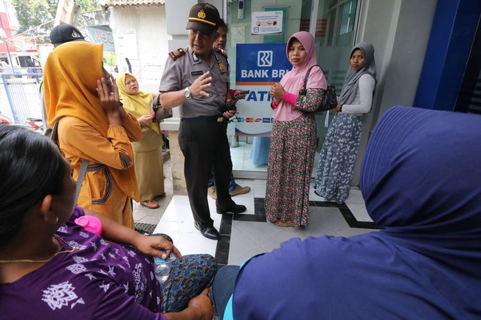 Setelah menghebohkan semua nasabah BRI, kini lima pelaku pencurian uang tabungan nasabah BRI tertangkap. Tidak terduga, salah satu anggotanya berasal dari Bandung!