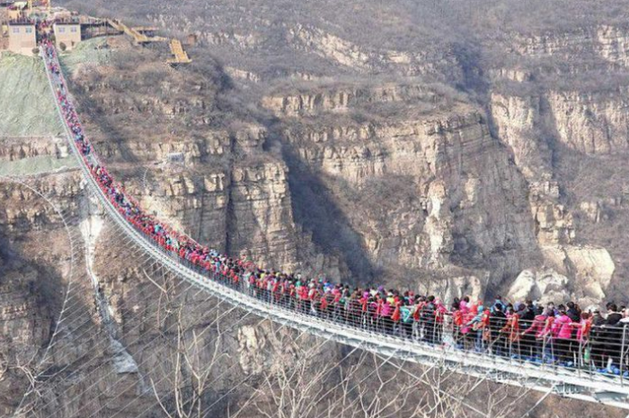 Sekitar 600 turis memadati ruas jembatan kaca terpanjang di dunia yang terletak di wilayah Hongyagu, provinsi Hebei, China, pada Selasa (20/3) lalu. 