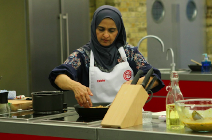 Menurut juri, ayam rendang yang dibuat Zaleha terlalu lembut dan “berantakan”—dan karena itulah Zaleha pun tersingkir dari ajang MasterChef UK.