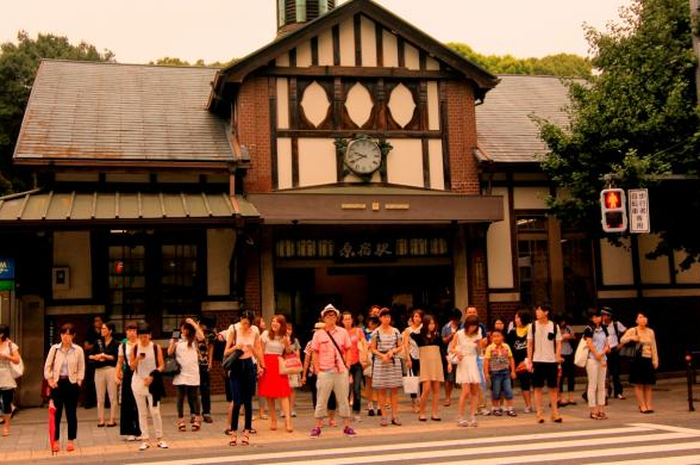 Seiring bergesernya waktu, Harajuku bergeser sebagai pusat mode terutama pasca Olimpiade Tokyo 1964. Berikut asal-usul Harajuku.