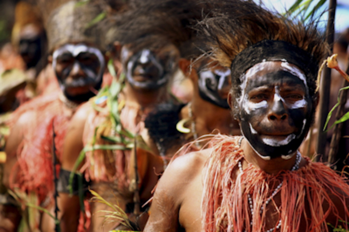 Lagu daerah yang berasal dari daerah Papua ini ternyata memiliki makna yang menyedihkan meski dinyanyikan secara riang.