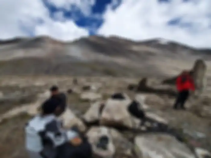 Turing sepeda motor di Pegunungan Himalaya.