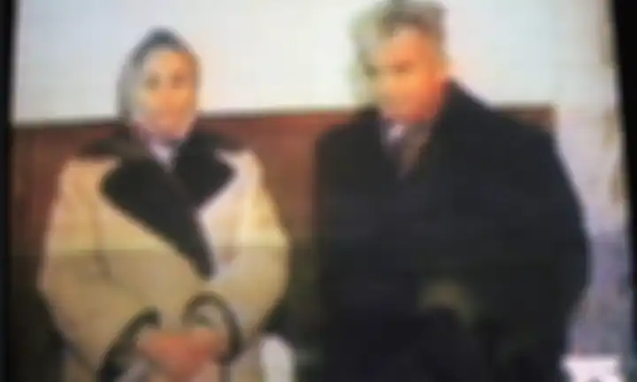Nicolae Ceausescu dan istrinya dalam rekaman kamera televisi saat sedang disidang.