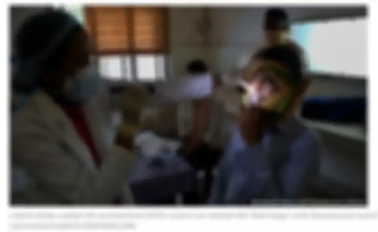Dokter memeriksa pasien yang sembuh dari Covid-19 namun sekarang terinfeksi 'jamur hitam'