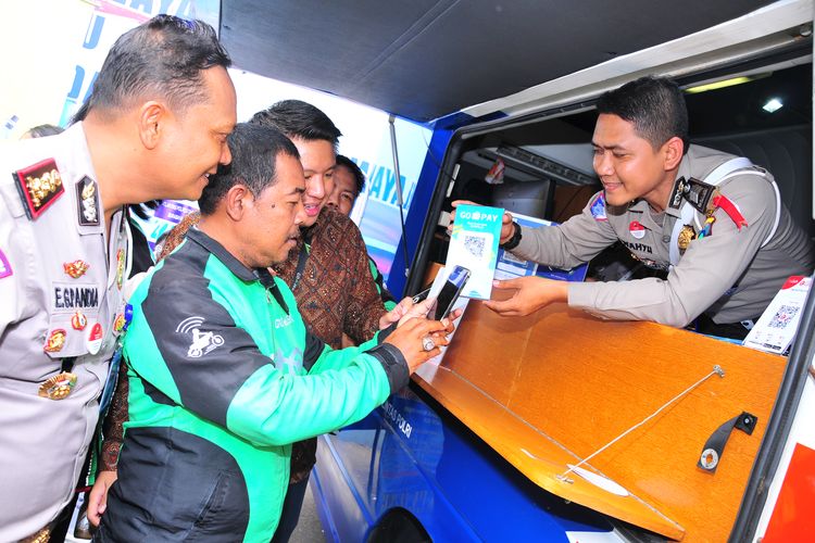 Warga Surabaya Kini Bisa Bayar SIM dan SKCK dengan Mudah Lewat Go-Pay