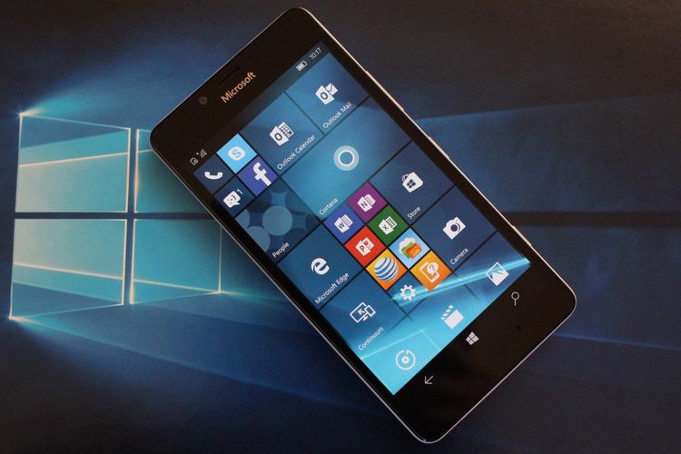 Kalah Bersaing dengan Android, Microsoft Hentikan Windows 10 Mobile