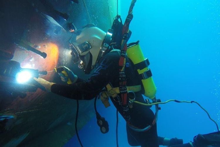 Mengenal Pekerjaan Tukang Las Bawah Laut, Bertaruh Nyawa dengan Gaji