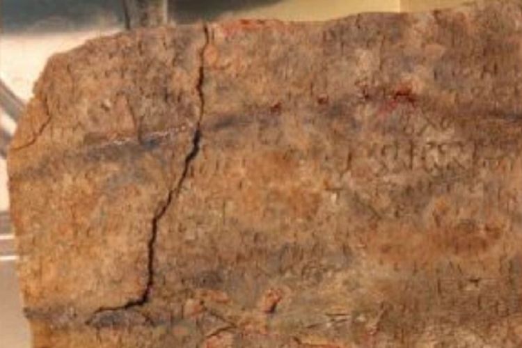 Недавно ученые расшифровали надпись обнаруженную. Древние артефакты Сирии. Свинцовые таблички с проклятиями. В Израиле расшифрованы древнейшие "проклятия Моисея".