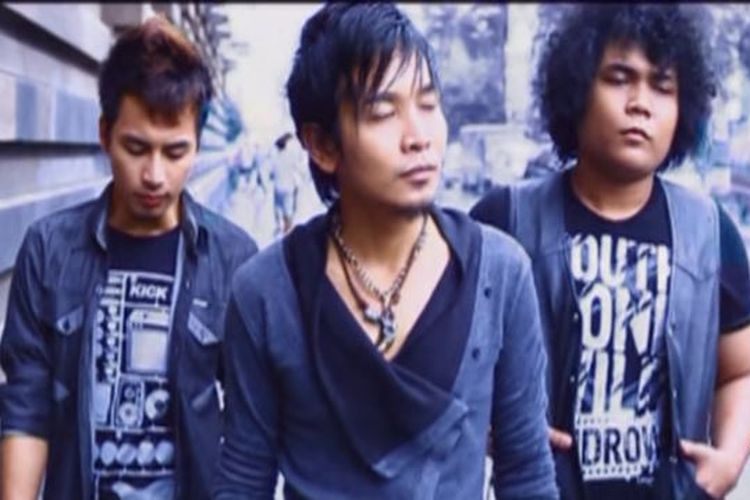 Lirik dan Chord Lagu Kasih Jangan Kau Pergi Milik Bunga Band
