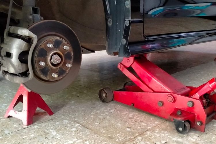 Beginilah Langkah Yang Benar Mendongkrak Mobil Bekas Biar Aman