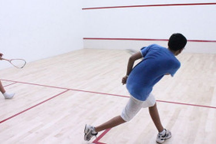 Mirip Tenis Inilah Olahraga Skuas yang Dimainkan dengan
