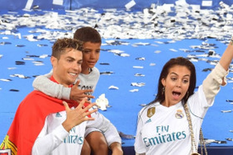 Mantan Pacar Mario Balotelli Bikin Kekasih Cristiano Ronaldo Cemburu Bolasport Com<script async src=