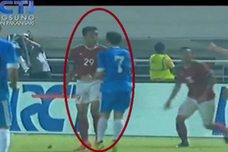 Panas, Septian David Terlibat Aksi Tak Terpuji dengan Pemain Uzbekistan  Hingga Dihukum Wasit! - Bolasport.com