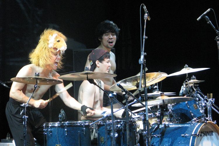 GIGI "Disusupi" 3 Naked Drummers!
