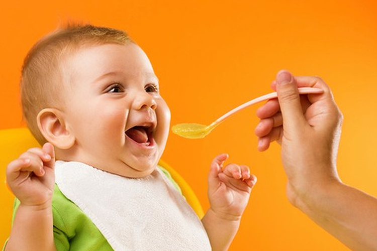 Catat! Madu Tidak Boleh Diberikan untuk Bayi - Nakita