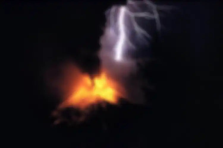 Ilustrasi kilat petir vulkanik saat gunung api meletus atau erupsi. Gunung Rinjani saat erupsi pada tahun 1994.