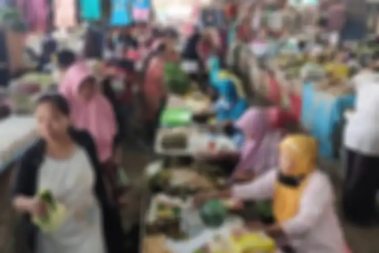 Sejumlah pedagang dan pengunjung Pasar Sumurpanggang, Kota Tegal tidak mengenakan masker di tengah penerapan new normal, Selasa (9/6/2020) 