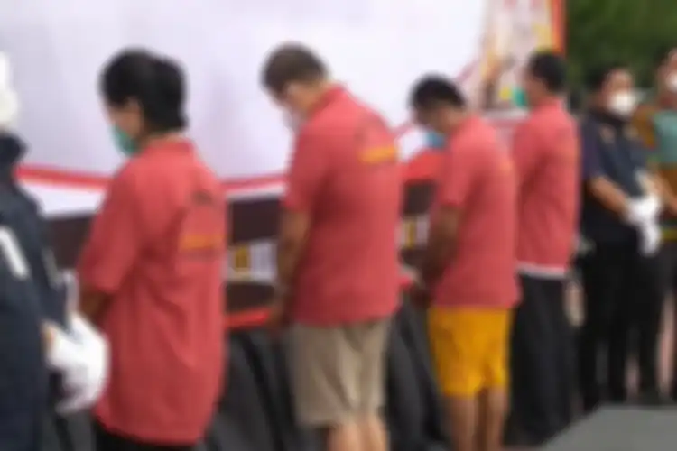 Para tersangka yang menjual vaksin Sinovac pada warga.