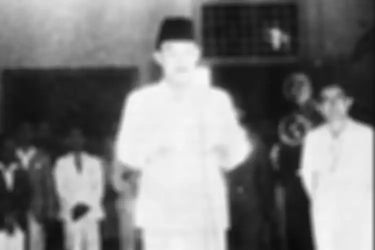 Foto karya Frans Mendur yang mengabadikan Presiden Soekarno membacakan naskah proklamasi di Jalan Pegangsaan Timur, Nomor 56, Cikini, Jakarta. 