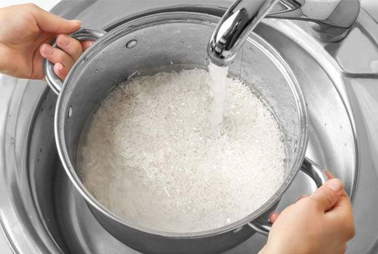 Sudah Pernah Coba Masak Nasi dengan Air Panas? Ternyata Ini Bedanya - Kids