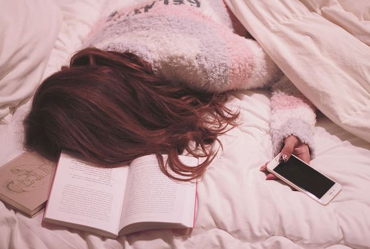 Sebaiknya Kamu Enggak Lagi Meletakkan HP di Dekat Kepala Saat Tidur